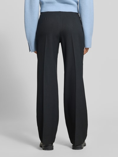 Frauenmodel trägt schwarze Straight Fit Anzughose mit Viskose-Anteil von MYON, glatte Textur, Eingriff- und Gesäßtaschen, Ganzkörperansicht Rückansicht.