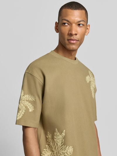 Männermodel trägt T-Shirt mit Motiv-Stitching von JAKE*S STUDIO MEN in Khaki, Regular Fit, Baumwoll-Mix, Nahaufnahme Oberkörper.