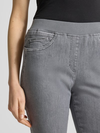 Frauenmodel trägt Straight Fit Jeans mit elastischem Bund von Raphaela by Brax, grauer Baumwoll-Mix, 5-Pocket-Design, Nahaufnahme Oberkörper.