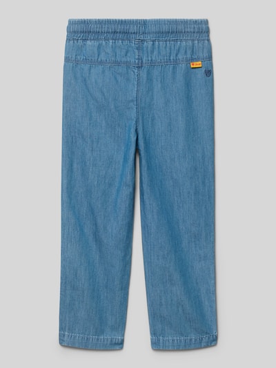 Produktfoto, jasnoniebieskie jeansy z elastycznym pasem i trokiem, wpuszczane kieszenie, detal z logo, wyhaftowany motyw z tyłu, jeansy 'Jeans mit elastischem Bund und Kordelzug' od Steiff, prosta nogawka, 100% bawełna, szerokość w rozmiarze 116: 30 cm, długość wewnętrzna nogawki: 45 cm