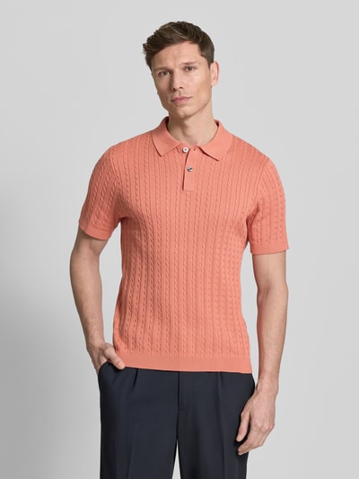 Männermodel trägt Slim Fit Poloshirt in Strick-Optik von Christian Berg Men, reine Baumwolle, Polokragen, Ganzkörperansicht von vorne.