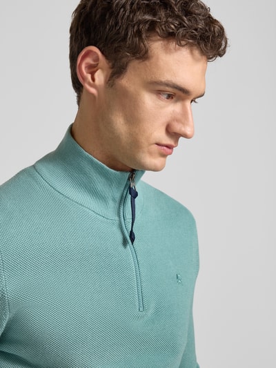 Mannelijk model draagt Strickpullover met Troyer-kraag van Lerros in lichtblauw, katoen, regular fit, korte rits, detailopname schouder.
