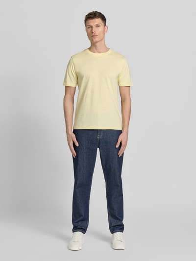 Männermodel trägt Regular Fit T-Shirt mit Rundhalsausschnitt von MCNEAL in Hellgelb, reine Baumwolle, glatte Textur, Ganzkörperansicht von vorne.