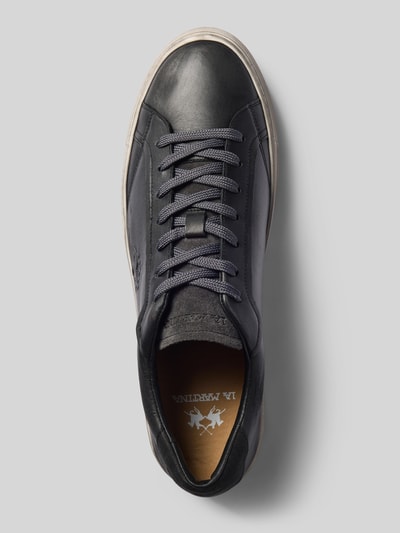 Produktfoto, Sneaker mit Label-Prägung von La Martina in dunklem Leder, strukturierte Sohle, abgerundete Form, Schnürverschluss, Herren Sneaker