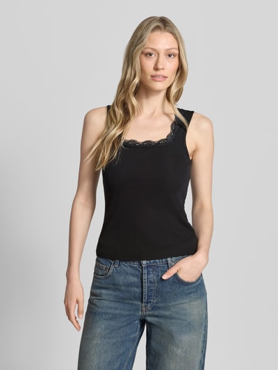 Frauenmodel trägt Regular Fit Top mit Spitzenbesatz von Jake*s Casual in Schwarz, ärmelloses Design, körpernahe Passform, Ganzkörperansicht von vorne. Rückenlänge bei Größe S: 37 cm.