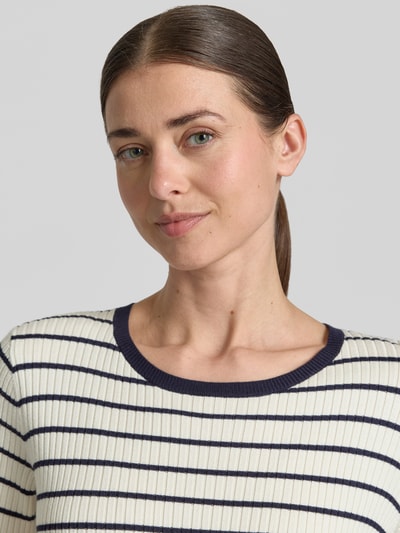 Frauenmodel trägt Strickpullover aus Viskose-Mix von Christian Berg Woman Selection, creme mit dunkelblauen Streifen, Nahaufnahme Oberkörper. Slim Fit, Rundhalsausschnitt, Rippstrick-Optik, 3/4-Arm.