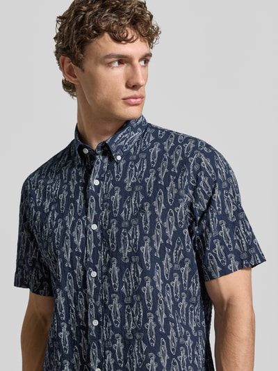 Männermodel trägt Regular Fit Freizeithemd mit Button-Down-Kragen von Lerros, Baumwoll-Elasthan-Mix, Allover-Look, Nahaufnahme Oberkörper.