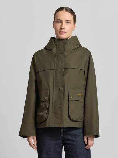 Modelka kobieca nosi Regular Fit Funktionsjacke aus Baumwoll-Mix Modell 'BAYTHORPE' od Barbour, oliwkowa, gładka tekstura, długie rękawy, kaptur, klapowe kieszenie, wodoodporna, oddychająca, widok całej sylwetki z przodu