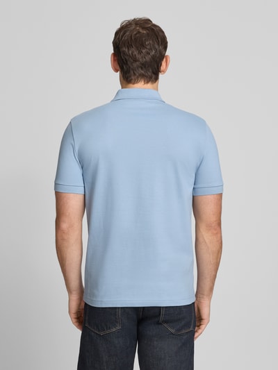Männermodel trägt Slim Fit Poloshirt aus Baumwoll-Mix Modell 'PASSERZIP' von BOSS Orange, Optik: Unifarben, Ganzkörperansicht Rückansicht