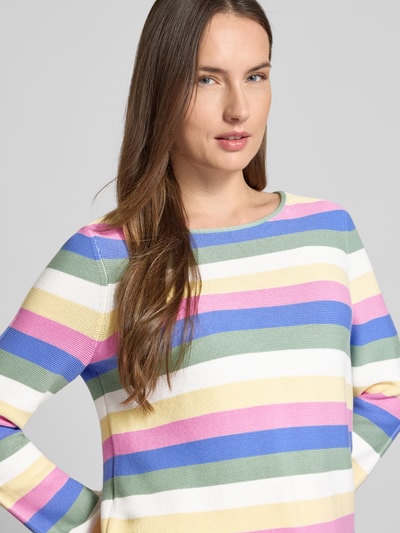 Kobiece modelka nosi Strickpullover aus reiner Baumwolle von Christian Berg Woman, pastelowe pasy, okrągły dekolt, luźny krój, długie rękawy, bawełniana faktura, widok z przodu, zbliżenie na górną część ciała.