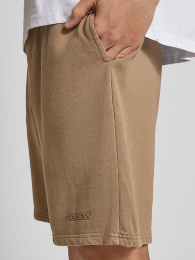 REVIEW Relaxed fit sweatshorts met labelprint Roodbruin - 3
