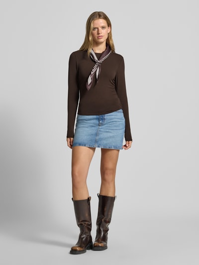 Frauenmodel trägt Regular Fit Langarmshirt aus Baumwoll-Mix Modell 'MIRA' von ONLY, braun, glatte Struktur, Ganzkörperansicht von vorne, Damen Langarmshirt von ONLY.
