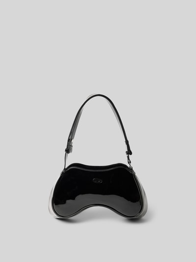 Produktfoto, Shoulder Bag mit Logo-Detail von Diesel in glänzend schwarzer Optik, schmaler Schulterriemen, kompakte Form, neutraler Hintergrund.