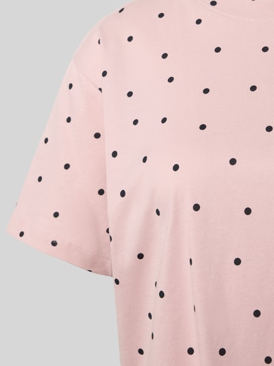 Frauenmodel trägt Regular Fit T-Shirt mit Rundhalsausschnitt von Jake*s Casual, rosa mit schwarzen Punkten, reine Baumwolle, Nahaufnahme Oberkörper.