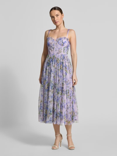 Frauenmodel trägt Cocktailkleid aus Tüll im Allover-Look von LACE & BEADS in Flieder, A-Linie, Midikleid, Corsagenkleid, Ganzkörperansicht von vorne. Rückenlänge 125 cm, Brustweite 34 cm, Größe S.