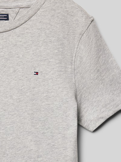 Produktfoto, Regular Fit T-Shirt aus reiner Baumwolle von Tommy Hilfiger, jasnoszary kolor, logo na piersi, bawełna, okrągły dekolt