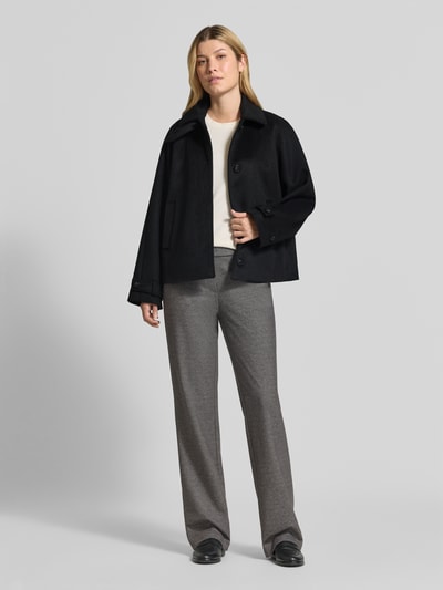 Frauenmodel trägt Jacke mit Woll-Anteil von Christian Berg Woman Selection, schwarz, lockere Form, Umlegekragen, lange Ärmel, Ganzkörperansicht von vorne.