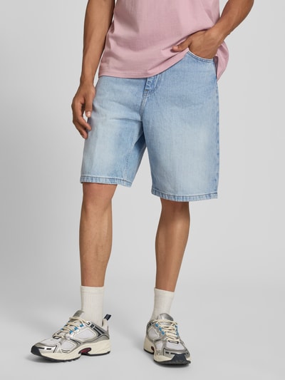 Männermodel trägt Loose Fit Jeansshorts im 5-Pocket-Design Modell 'Brandon' von Carhartt Work In Progress aus Reine Baumwolle, hellblauer Denim, Knopf- und Reißverschluss, Bundweite 40 cm, Innenbeinlänge 25 cm, Ganzkörperansicht von vorne.