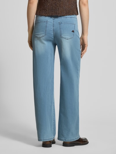 Frauenmodel trägt Wide Fit Jeans mit Lyocell-Viskose-Anteil von Buena Vista in hellem Blau mit 5-Pocket-Design, Baumwoll-Mix, Ganzkörperansicht Rückansicht.