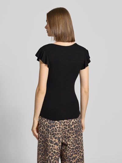 Frauenmodel trägt Slim Fit Top aus Viskose-Mix Modell 'BELLA' von Only, Optik: Unifarben, Kurzarm, Jersey, Ganzkörperansicht Rückansicht.