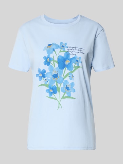 Produktfoto, T-Shirt mit Motiv-Print und Rundhalsausschnitt von Jake*s Casual in Hellblau mit blauem Blumenmuster, reine Baumwolle, Regular Fit, Rückenlänge Größe S 58 cm.