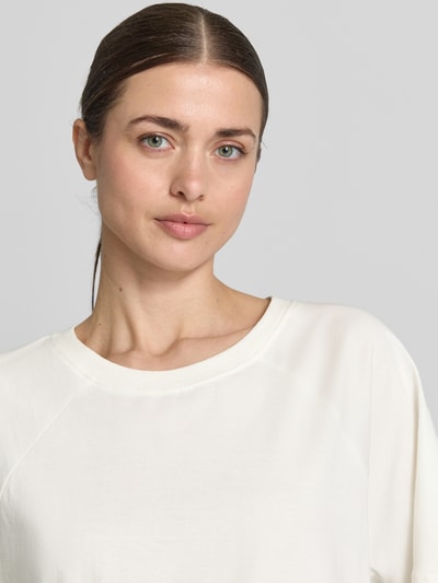 Frauenmodel trägt T-Shirt mit Häkelspitze Modell 'Cimon' von FREE/QUENT, reine Baumwolle, Rundhalsausschnitt, Nahaufnahme Oberkörper.
