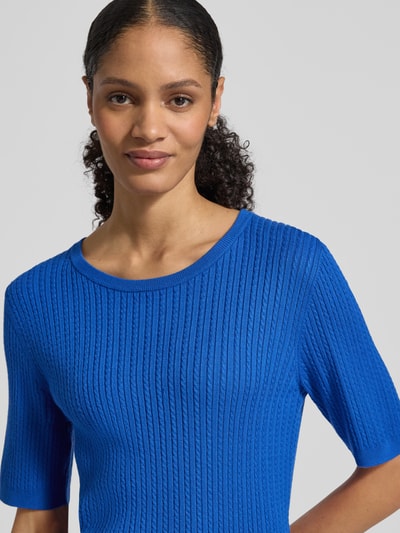 Frauenmodel trägt Sim Fit Strickpullover aus Viskose-Mix mit Zopfmuster von Christian Berg Woman Selection in Blau; Nahaufnahme Oberkörper.