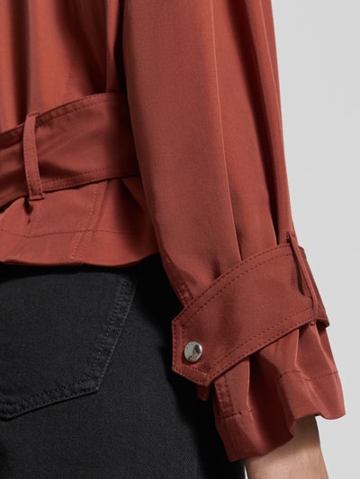 Frauenmodel trägt Slim Fit Trenchcoat aus Viskose-Mix Modell 'C-Jophelia' von BOSS Orange, Optik: Unifarben, Nahaufnahme Ärmelabschluss.