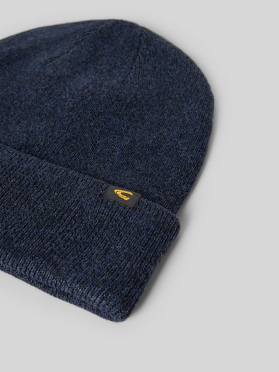 Produktfoto, ciemnoniebieska czapka beanie z mieszanki bawełny od camel active, Efekt prążkowania, detal z logo, szeroki brzeg