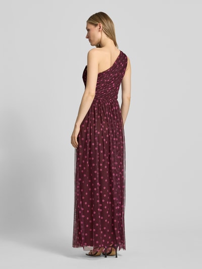 Frauenmodel trägt Maxikleid im One-Shoulder-Look von LACE & BEADS aus bordeauxfarbenem Mesh mit Drapierungen, A-Linie, Ganzkörperansicht Rückansicht. Rückenlänge bei Größe S: 127 cm, Brustweite bei Größe S: 37 cm.