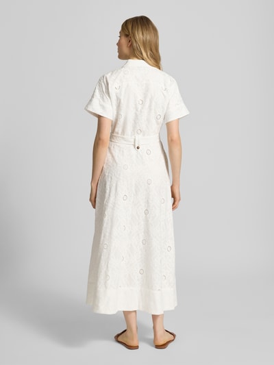 Modelka nosi białą sukienkę Hemdblusenkleid mit Gürtel Modell 'valeria' od Forever New z bawełny, delikatna faktura, A-linia, widok całej sylwetki od tyłu.