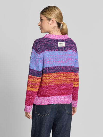 Frauenmodel trägt Strickpullover mit Rundhalsausschnitt Modell 'ALINEA' von ICHI, bunter Grobstrick, Baumwoll-Mix, Ganzkörperansicht Rückansicht.