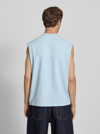 Männermodel trägt Tanktop mit Logo-Print von REVIEW in Hellblau, Reine Baumwolle, Gerader-Schnitt, Rückenlänge 68 cm, Ganzkörperansicht Rückansicht.