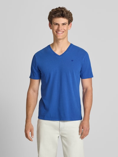 Männermodel trägt T-Shirt aus Baumwoll-Leinen-Mix mit V-Ausschnitt von Superdry in Blau, Regular-Fit, dezentes Stitching, Rückenlänge 68 cm, Ganzkörperansicht von vorne.