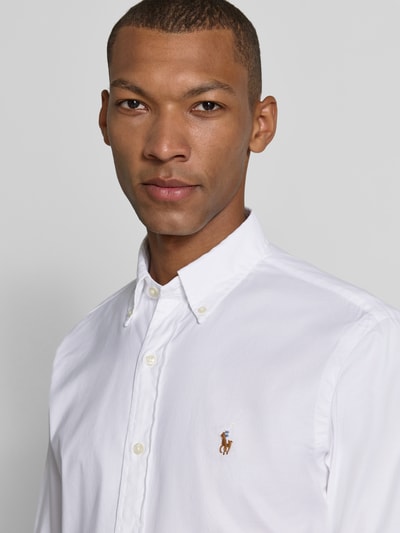 Mannelijk model draagt wit regular fit vrijetijdsoverhemd uit katoenmix van Polo Ralph Lauren, Nahaufnahme Oberkörper.