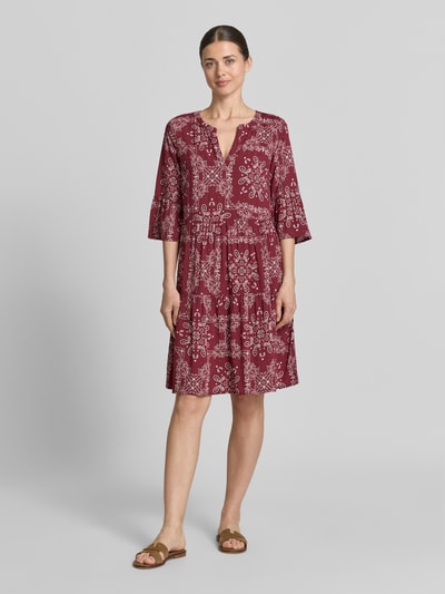 Frauenmodel trägt Relaxed Fit Minikleid aus reiner Viskose von Christian Berg Woman Selection im Allover-Paisley-Print, Tunika-Ausschnitt, 3/4-Arm, mehrfarbig, lockere Form, Stoffstruktur weich, Ganzkörperansicht von vorne.