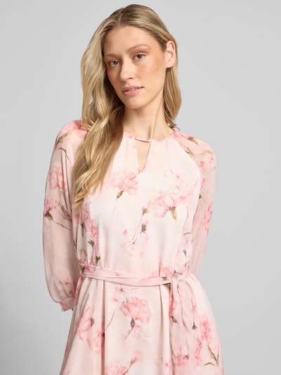 Modelka nosi Midikleid mit Bindegürtel von More & More, różowy kwiatowy wzór, 3/4 rękaw, pasek, okrągły dekolt z wycięciem, krój slim fit, szerokość w rozmiarze 36: 42 cm, długość tyłu: 128 cm, długość rękawa: 58 cm, zdjęcie: zbliżenie górnej części ciała