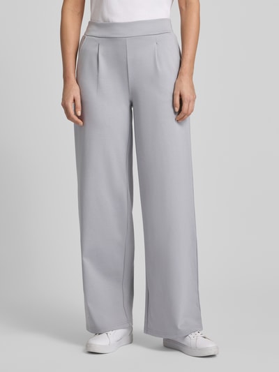 Vrouwenmodel draagt grijze Wide Fit Stoffhose met Viskose-Anteil Modell 'Kate' van ICHI, zachte stof, elastische tailleband, broekvouwen, Ganzkörperansicht van voren.