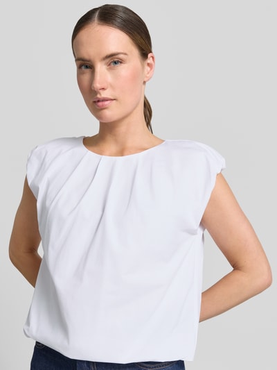 Frauenmodel trägt T-Shirt mit Rundhalsausschnitt und Drapierungen von Zero, weiße Farbe, Kappärmel, Regular-Fit, Rückenlänge 48 cm, Nahaufnahme Oberkörper.