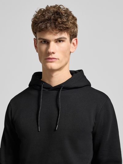 Männermodel trägt Regular Fit Hoodie aus Baumwoll-Mix Modell 'CERES' von Only & Sons, Optik: Unifarben, Nahaufnahme Oberkörper.