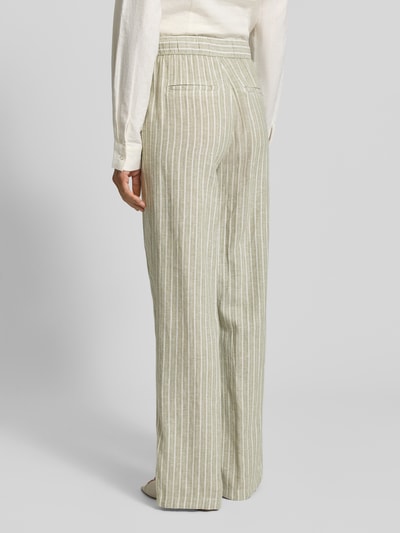 Frauenmodel trägt Relaxed Fit Weite Hose aus Leinen-Viskose-Mix von s.Oliver RED LABEL, beige mit weißen Streifen, elastischer High Waist Bund, Bundfalte, Eingrifftaschen und Gesäßtaschen, Ganzkörperansicht Rückansicht.