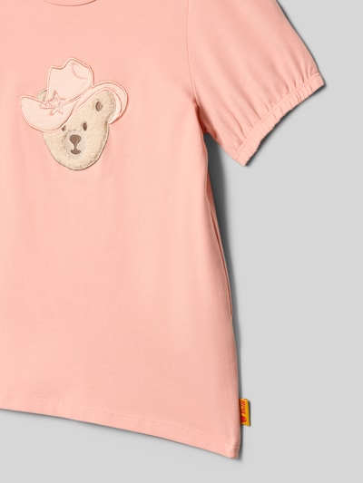 Meisje draagt Regular Fit T-shirt met logo-stitching van Steiff, mix van katoenmix, ronde hals, elastische mouwboord, ruglengte maat 116 is 43 cm. Detailopname rechterzij.