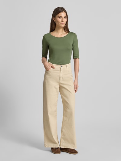 Frauenmodel trägt T-Shirt mit Rundhalsausschnitt und 1/2-Arm von Marc Cain in Olivgrün, Slim Fit, Baumwoll-Elasthan-Mix, Ganzkörperansicht von vorne.