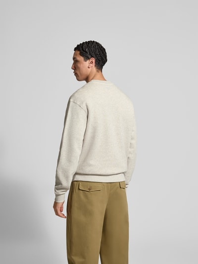 Männermodel trägt Sweatshirt aus reiner Baumwolle von Kenzo in Beige mit Label-Patch, lockere Passform, elastische Abschlüsse, Rückenlänge 67 cm, Ganzkörperansicht Rückansicht.
