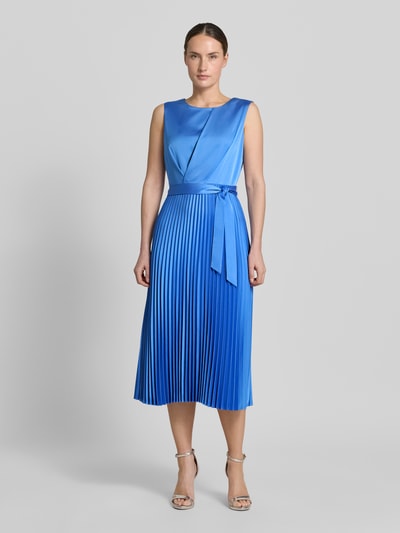 Kobiece modelka nosi Midikleid mit Plisseefalten und Bindegürtel von comma, mieszanka materiałów z dodatkiem streczu, linia a, plisy, wiązany pasek, długość tyłu w rozmiarze 36: 35 cm, szerokość w rozmiarze 36: 40 cm, odcienie niebieskiego, wyraźna faktura plis, gładka góra, całkowity widok z przodu.