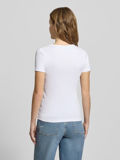 Frauenmodel trägt weißes T-Shirt mit geripptem Rundhalsausschnitt Modell 'FRANKIE' von JJXX, Baumwoll-Elasthan-Mix, Slim Fit, Ganzkörperansicht Rückansicht