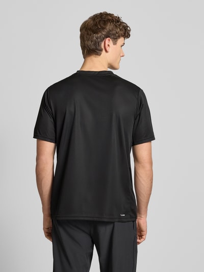 Männermodel trägt schwarzes T-Shirt mit Label-Print von adidas Training, Regular Fit, glatte Textur, Ganzkörperansicht Rückansicht.