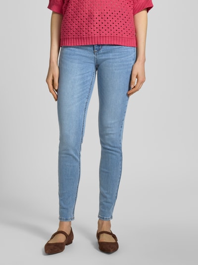 Frauenmodel trägt Skinny Fit Jeans Modell 'DIVINE' von Liu Jo White in Hellblau, Baumwoll-Mix mit Stretch-Anteil, Eingrifftaschen, Nahaufnahme Unterkörper.