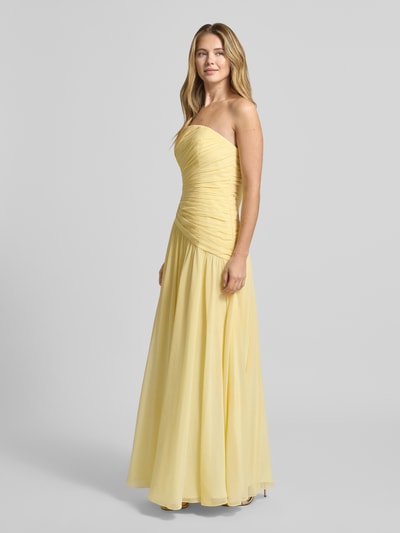 Frauenmodel trägt Slim Fit Abendkleid in Falten-Optik von Luxuar in Hellgelb, schulterfrei, blickdichter Unterrock, Ganzkörperansicht von vorne.