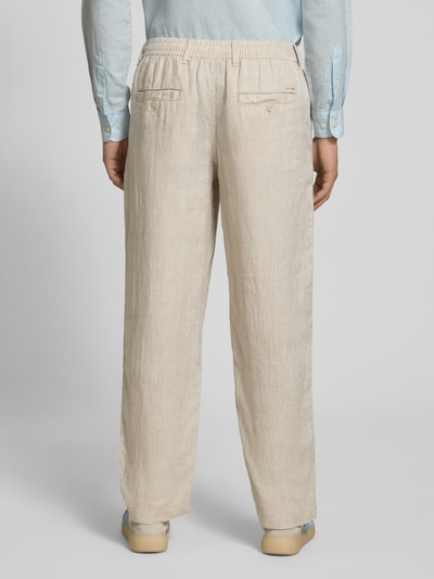 Männermodel trägt Leinenhose mit elastischem Bund Modell 'KARL LAWRENCE' von Jack & Jones, Beige, Regular-Fit, Ganzkörperansicht Rückansicht, Reines Leinen, Bundweite bei Größe M 40 cm, Innenbeinlänge 75 cm.
